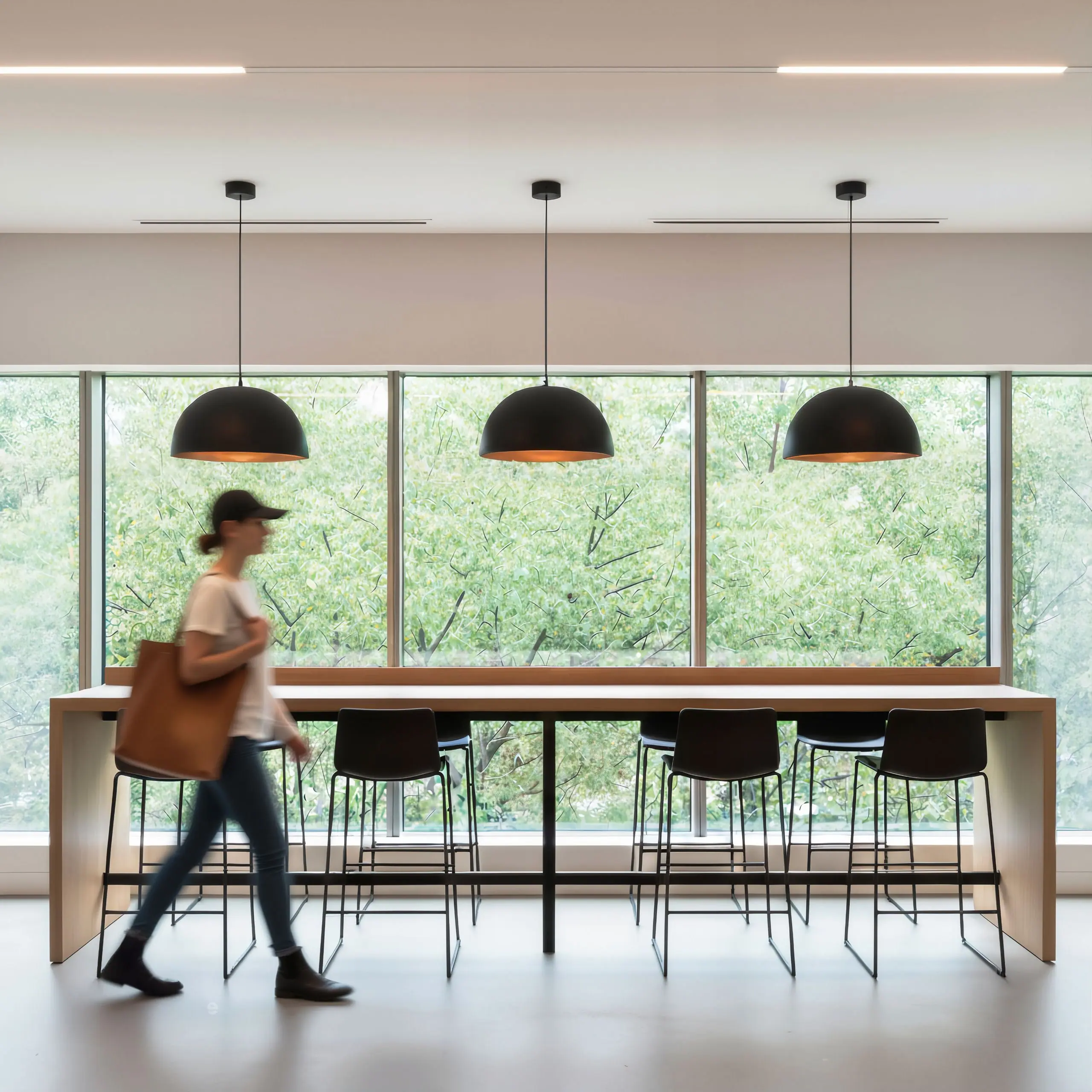 Render del coworking con mesa larga y ventanales hacia la selva